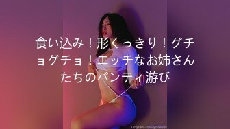 【新片速遞】轻熟女的3P，母子一起大秀直播激情啪啪，放的开玩的爽露脸做爱，玩奶舔鸡巴各种高难度姿势爆草，高潮喷水