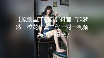 黑丝露脸短发风骚少妇用小嘴伺候大哥鸡巴，全程露脸深喉草嘴，电动道具抽插骚穴