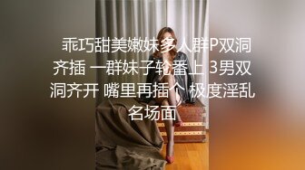 马路边的骚货见没人蹲下就尿尿 看大哥骑车过去全裸游街