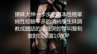  十九小姐姐白嫩美乳性感黑丝啪啪大秀，跪着深喉交骑乘自己动