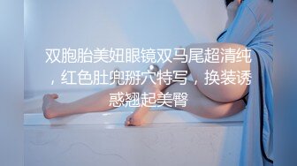 在女朋友身后内射她的骚母亲