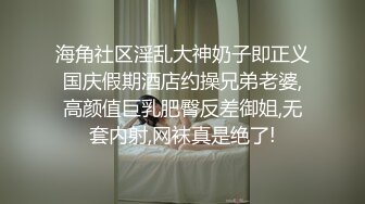  女仆装露脸小母狗，床上的极品尤物高颜值让小哥玩弄，交大鸡巴压在身下揉奶草穴