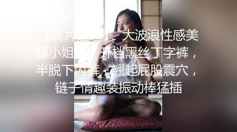 高颜值爆乳御姐 你的小小骚 紧绷的上衣，勾人鼻血的豪乳，可口干净的逼逼，自慰流白浆，叫骚叫得太淫啦