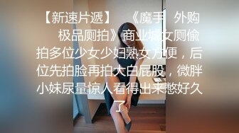 17岁美妖妖涵在房间寂寞难耐，好想要好想被操呀 有人来吃我的鸡鸡操我的穴穴吗 空虚的自淫了起来！