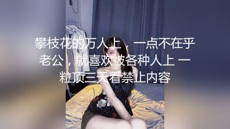   吸烟的风骚小女人露脸跟小哥激情啪啪，胸的发财很迷人，让小哥舔逼交大鸡巴