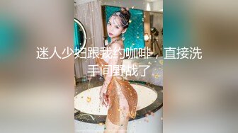 漂亮美女唱歌唱开心了直接露奶露逼给你看