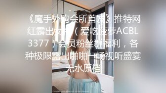 兄弟约了个大奶妹子又来向我炫耀了 这对奶子真心漂亮 貌似妹子不配合啊 老抢手机 哈哈