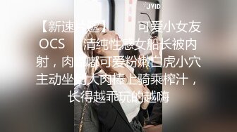 白领写真楼女厕绿毛衣高颜值大眼美女盯着镜头好刺激还搂起衣服露胸