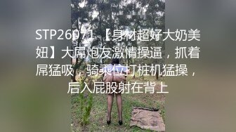 她尽可能地张开双腿，这样你就可以真正看到她将如何取悦她粉红色、湿漉漉的阴户。