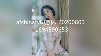 黑客破解家庭网络摄像头偷拍爱美的时尚宝妈每天出门之前都要对着镜子打扮一番，奶子貌似整出来的