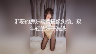 变态男暴力倾向疯狂虐待美女嘴罩上按在按摩床上捏乳头双指头插双洞