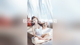 商场女厕全景偷拍两个美女的肥鲍鱼卧槽，无意中发现还有一个小伙也在趴下看美女的B_0