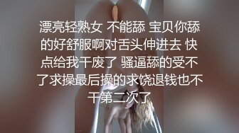 两个中年美少妇的诱惑还有一个好大哥，跟狼友互动撩骚听指挥，吃奶玩逼道具抽插，口交大鸡巴