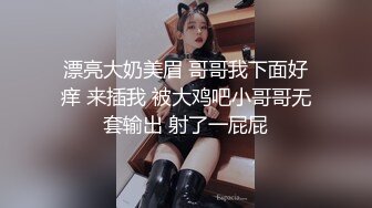 科技园女厕套裙装细长腿优雅小美人,紧窄的穴口两侧被磨得发白无毛