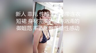 高挑美女竟然穿着性感白私情趣内衣玩足交，小骚逼被大肉棒插的白浆直流