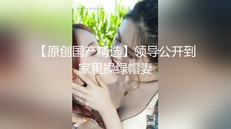 刚下海短发美女玩大尺度道具自慰双管齐下，脱掉内裤掰开肥逼特写，张开双腿震动棒摩擦阴蒂，再用假屌插入搞得好湿