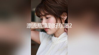 《极品CP?魔手?外购》美女如云餐饮店大神躲藏女厕逼脸同框偸拍数位小姐姐方便，被一个美女发现翻车了还好没有推门吓尿了