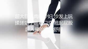 黑丝苗条眼镜妹子，道具双插，俯视角度后入黄瓜，欲求不满