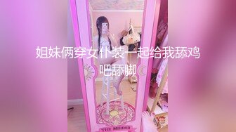 妹子怎么就坐地板砖上玩起来了