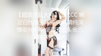 约了两个少妇双飞啪啪，口交抬腿猛操沙发上骑坐抽插