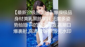 商场偷拍背带裙小美女粉嫩的BB