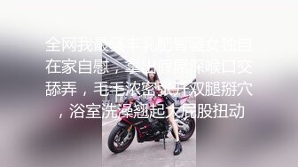 商场女厕近距离偷窥长裙美女 B里拉出一坨奇怪的玩意