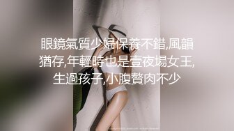 自家骚逼媳妇回娘家逼痒不止，无奈只能用小手指来解决