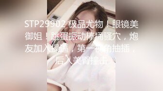   猥琐小哥迷翻漂亮的小女友找来朋友一起来玩3P