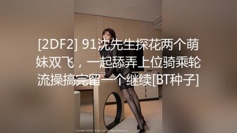 尾随偷拍开衩亮闪闪蕾丝裙美女排队买单被抄底红色蕾丝内包裹肉臀和家人逛街的白裙长腿美少妇米白骚内