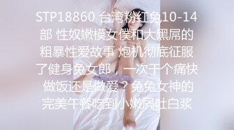 上班族小姐姐比较多的快餐店女厕，高清全景逼脸同框偸拍多位美眉方便，牛仔服美女蓝色内内湿了一块是什么情况 (2 