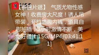 老炮儿微信上认识的新疆小美女晶晶,人美身材好压在床上后入呻吟好诱人,捂着嘴不敢叫