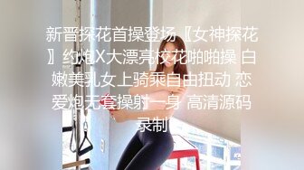 cos劲装美女玩假鸡巴自慰