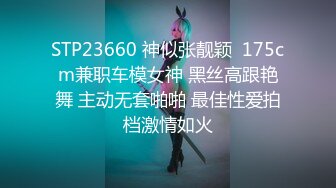 这才叫享受啊 躺在床上两个丰满肉体气质御姐用大奶子不停爱抚吞吸鸡巴，硬了就抱着肥大屁股冲击操