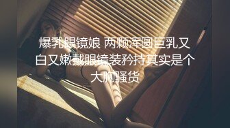 4K（全景后拍）丰腴少妇B里流出一条长长的白带，貌似是被刚内射过的精液