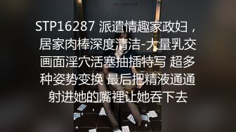 大鸡巴男友貌似在玩网游漂亮女友蜷缩在台底下吃大鸡巴