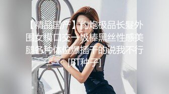 大哥的小女人露脸颜值不错，非常乖巧听话让大哥扒光了玩弄，先舔乳头再舔鸡巴和蛋蛋，无套抽插直接内射